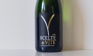 Wine bottle with a dark label reading 'SCELTE di VITE' and '2021' on a light background