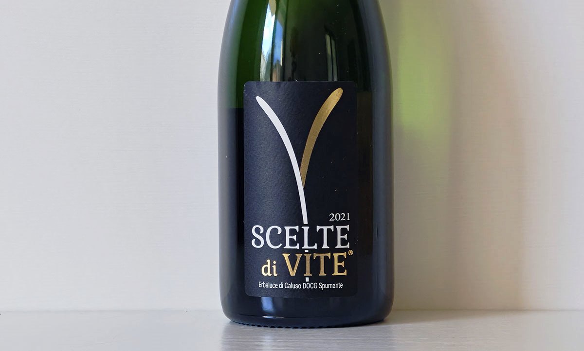 Wine bottle with a dark label reading 'SCELTE di VITE' and '2021' on a light background