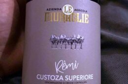 Wine bottle label reading ‘Remì’ Custoza Superiore, Azienda Agricola with a small vine illustration