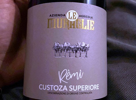 Wine bottle label reading ‘Remì’ Custoza Superiore, Azienda Agricola with a small vine illustration