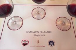 Wine-tasting placemat with four red wine glasses, title 'Morellino nel cuore' and date 10 luglio 2026.