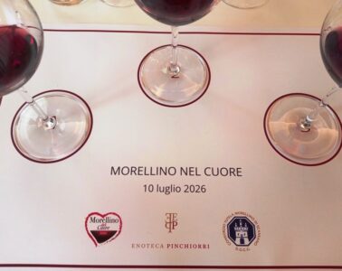 Wine-tasting placemat with four red wine glasses, title 'Morellino nel cuore' and date 10 luglio 2026.
