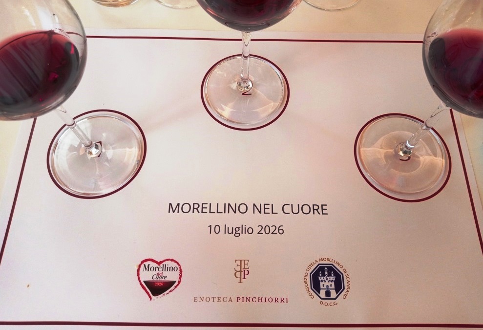 Wine-tasting placemat with four red wine glasses, title 'Morellino nel cuore' and date 10 luglio 2026.